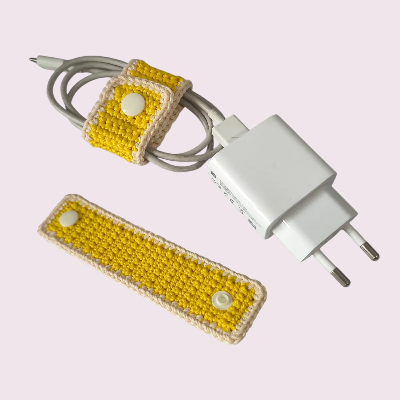 Crochet cable holder | Klip kabel rajut — Cable buddy — tampilan 3