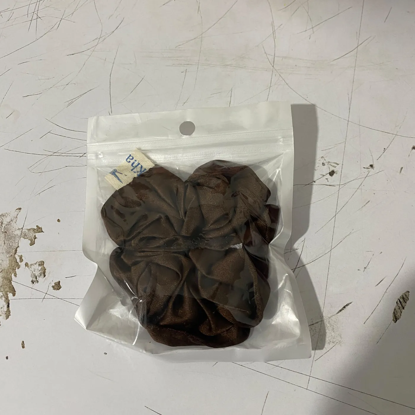 Khavira Scrunchie (Ikat rambut) — tampilan 4