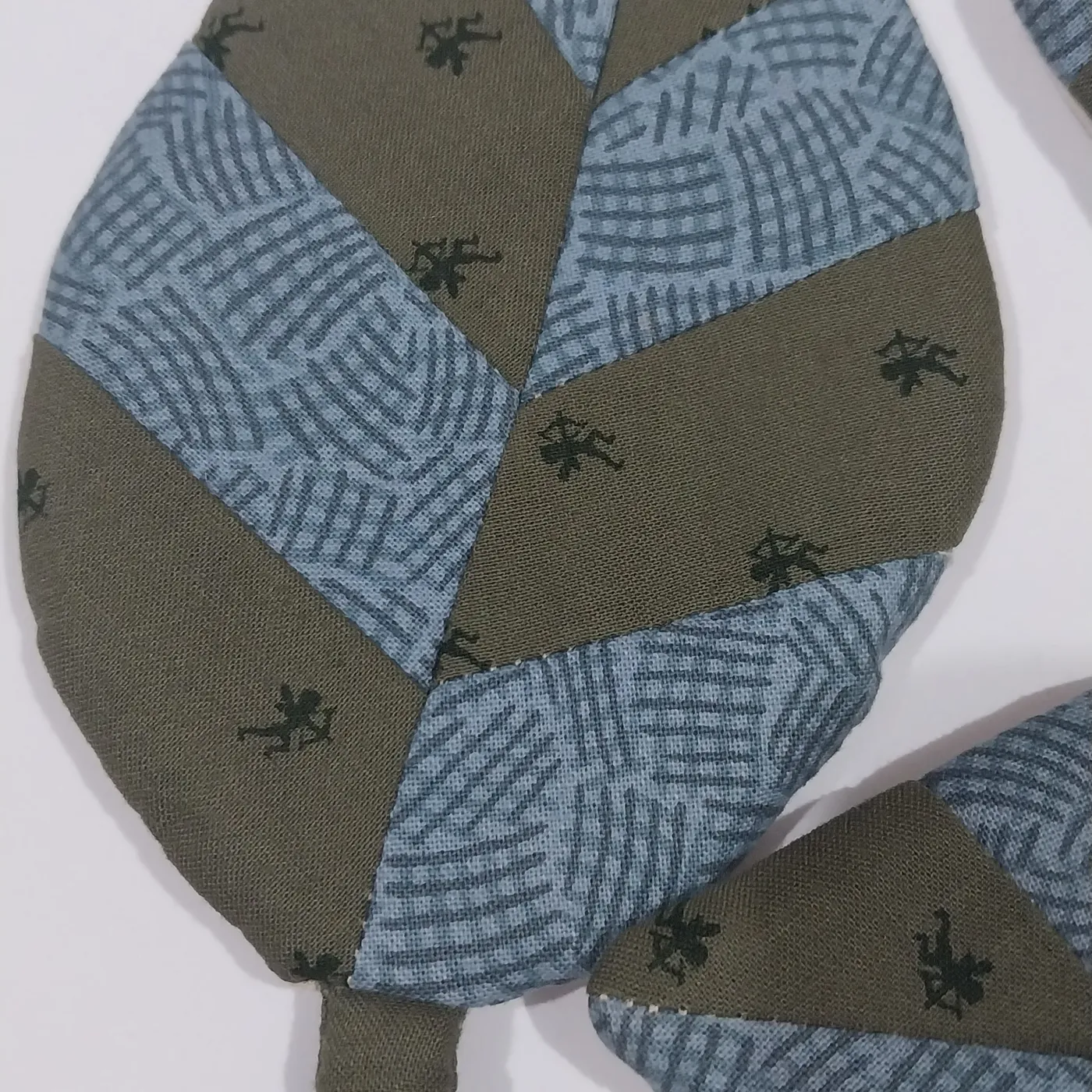 Tatakan gelas motif daun warna hijau — tampilan 3