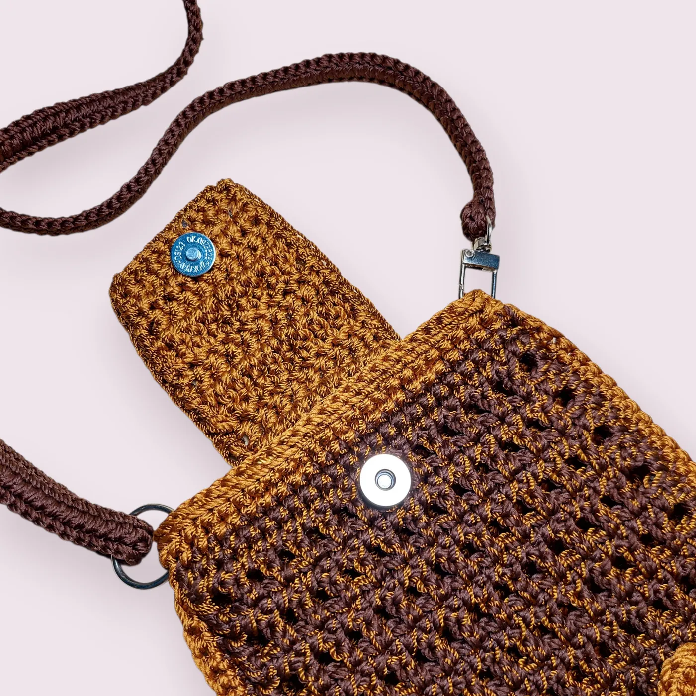 Tas Handphone Selempang Rajut Choco-gold — tampilan 3