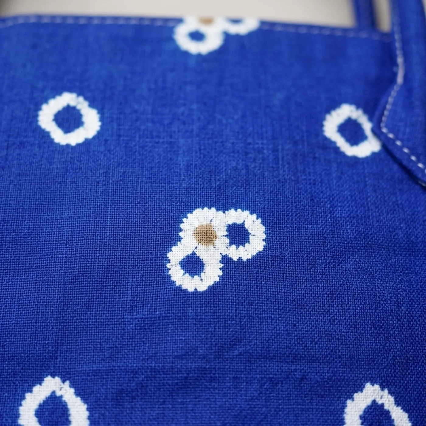 Tas Tote Batik Lipat Praktis / Foldable Batik Bag – Royal Blue — tampilan 2