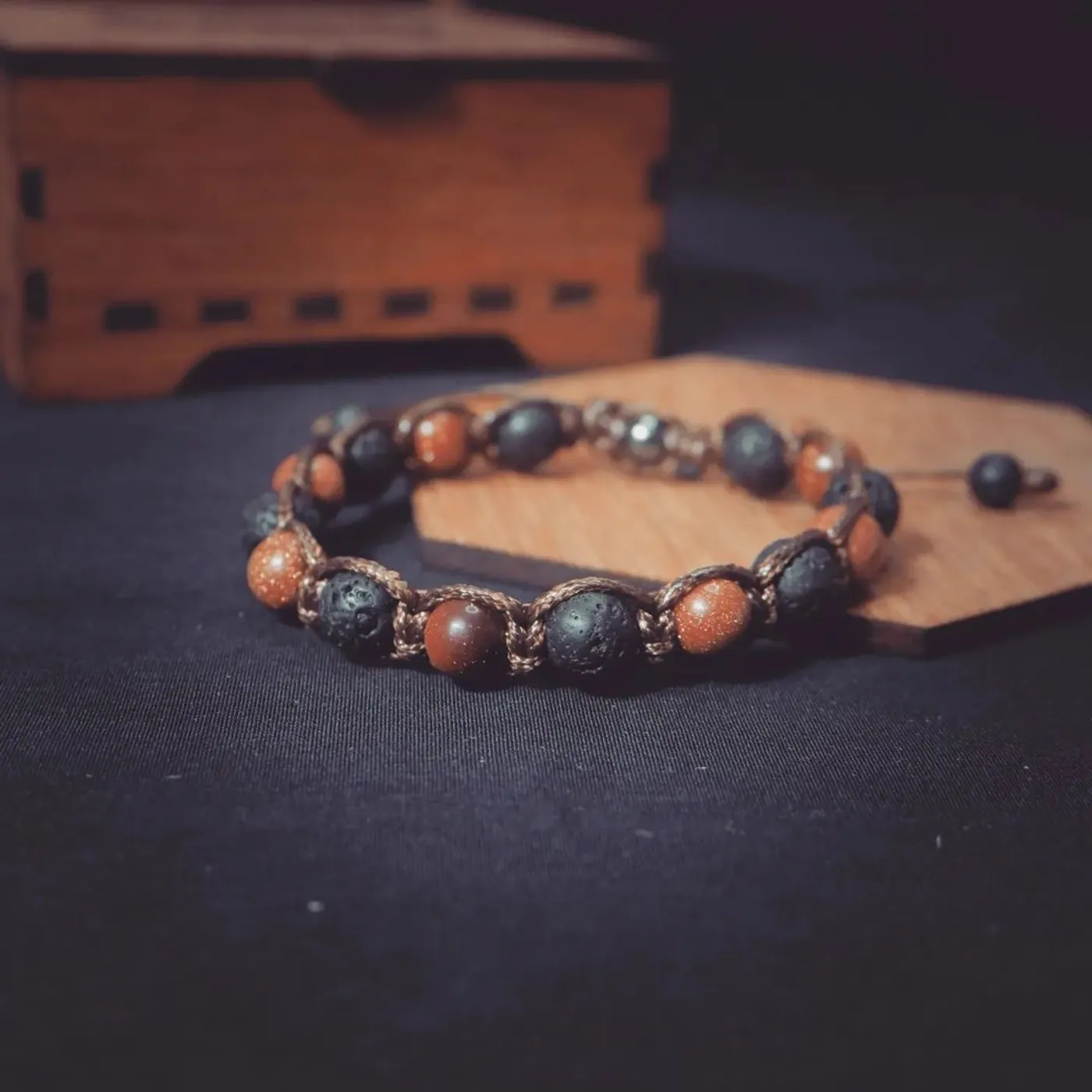 Gelang Tangan Macrame Pria Batu Lava Hitam dan Batu Pasir Emas — tampilan 2