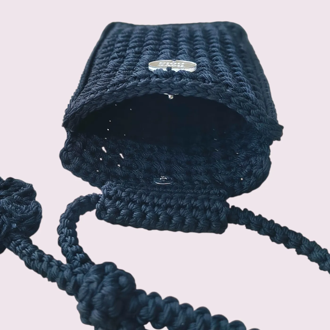 Pocket Phone Crochet | Tas Handphone Selempang Rajut - Still Black — tampilan 3