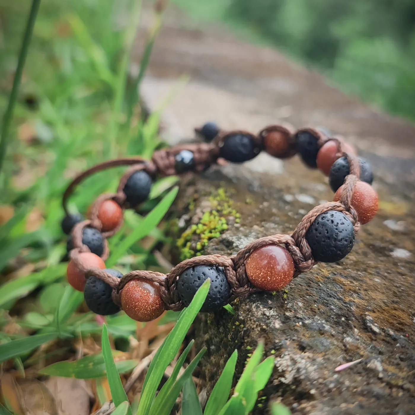 Gelang Tangan Macrame Pria Batu Lava Hitam dan Batu Pasir Emas — tampilan 3