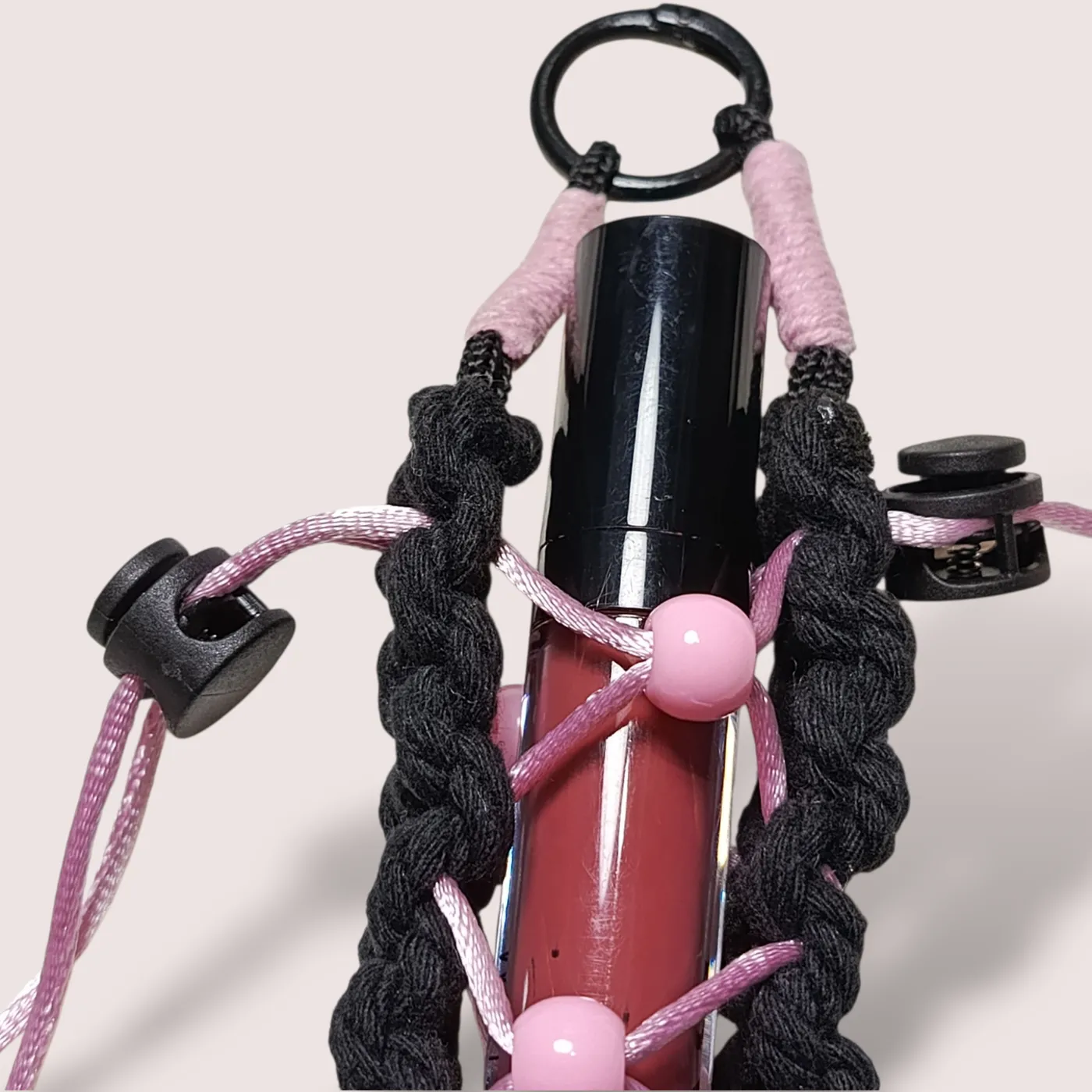 MHC Gantungan Lipstik Macrame: Holder Minyak Angin/Lipp Gaya Chic & Praktis dalam Satu Genggaman — tampilan 2