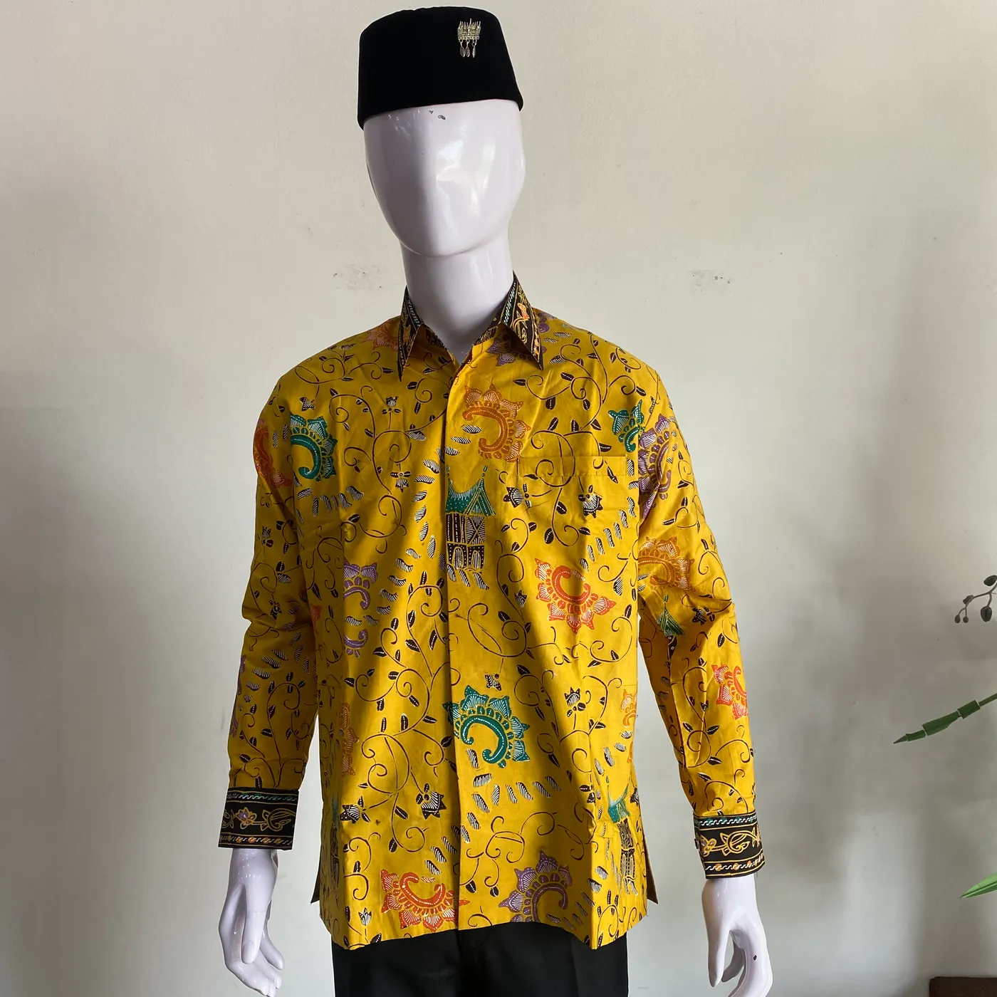Kemeja katun tulis lengan panjang motif — tampilan 3