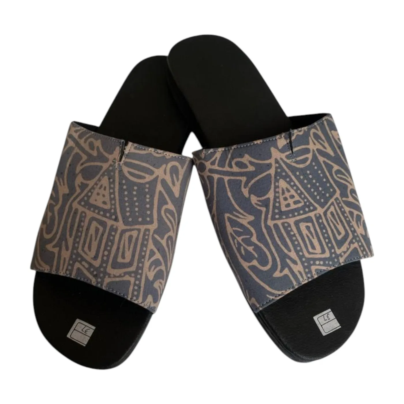 Sandal Batik Abu Kebiruan Motif Etnik/Rumah Adat Khas Minang — tampilan 2