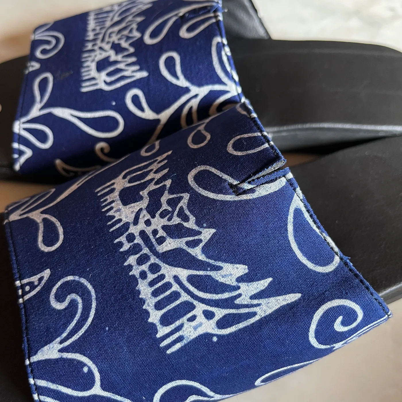 Sandal Batik Navy Cap Rumah Gadang Khas Minang — tampilan 3