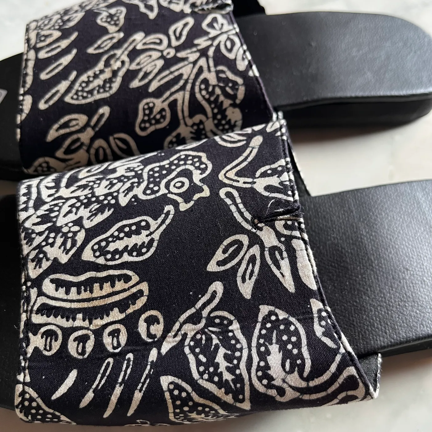 Sandal Batik Hitam Bunga Khas Minang — tampilan 3