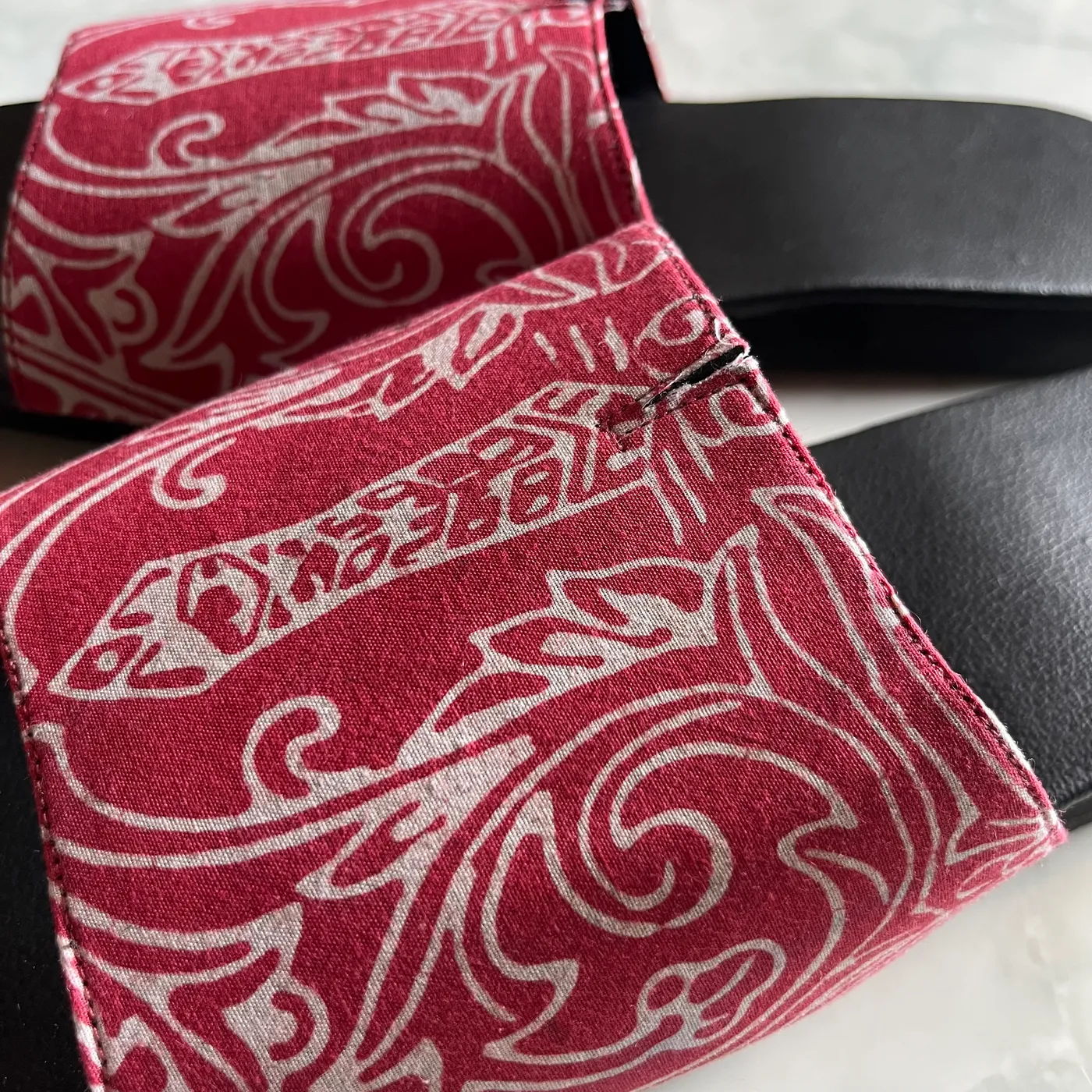 Sandal Batik Merah Ukiran Rumah Gadang — tampilan 3
