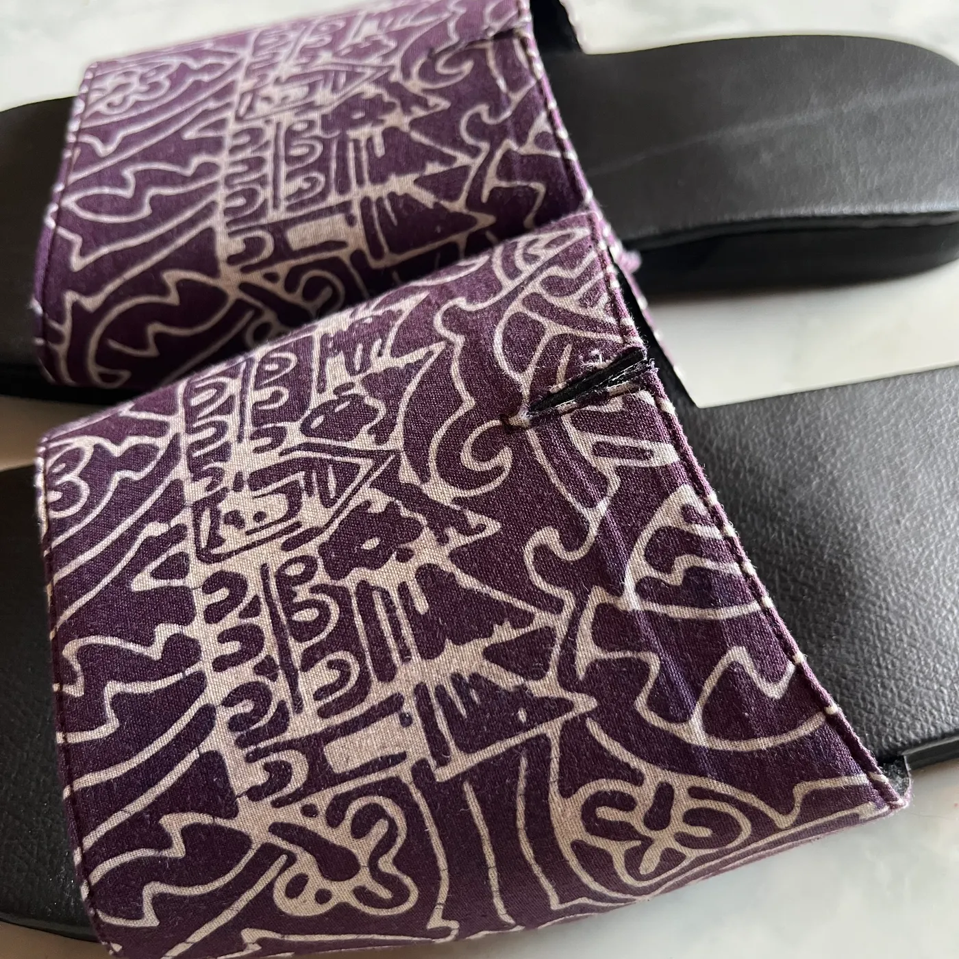 Sandal Batik Ungu Tua Motif Rumah Gadang Khas Minang — tampilan 3