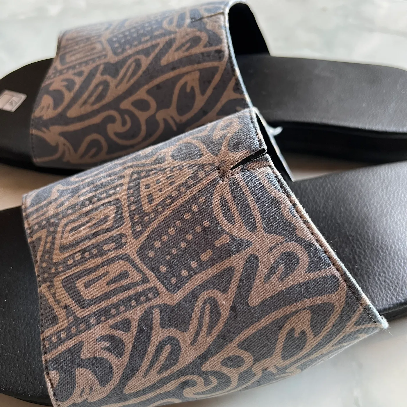 Sandal Batik Abu Kebiruan Motif Etnik/Rumah Adat Khas Minang — tampilan 3
