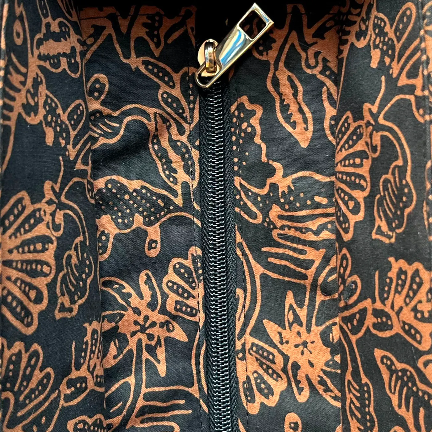 Tas Batik Cokelat Keemasan Motif Bunga dan Rumah Gadang Khas Minang (Ukuran Besar) — tampilan 4