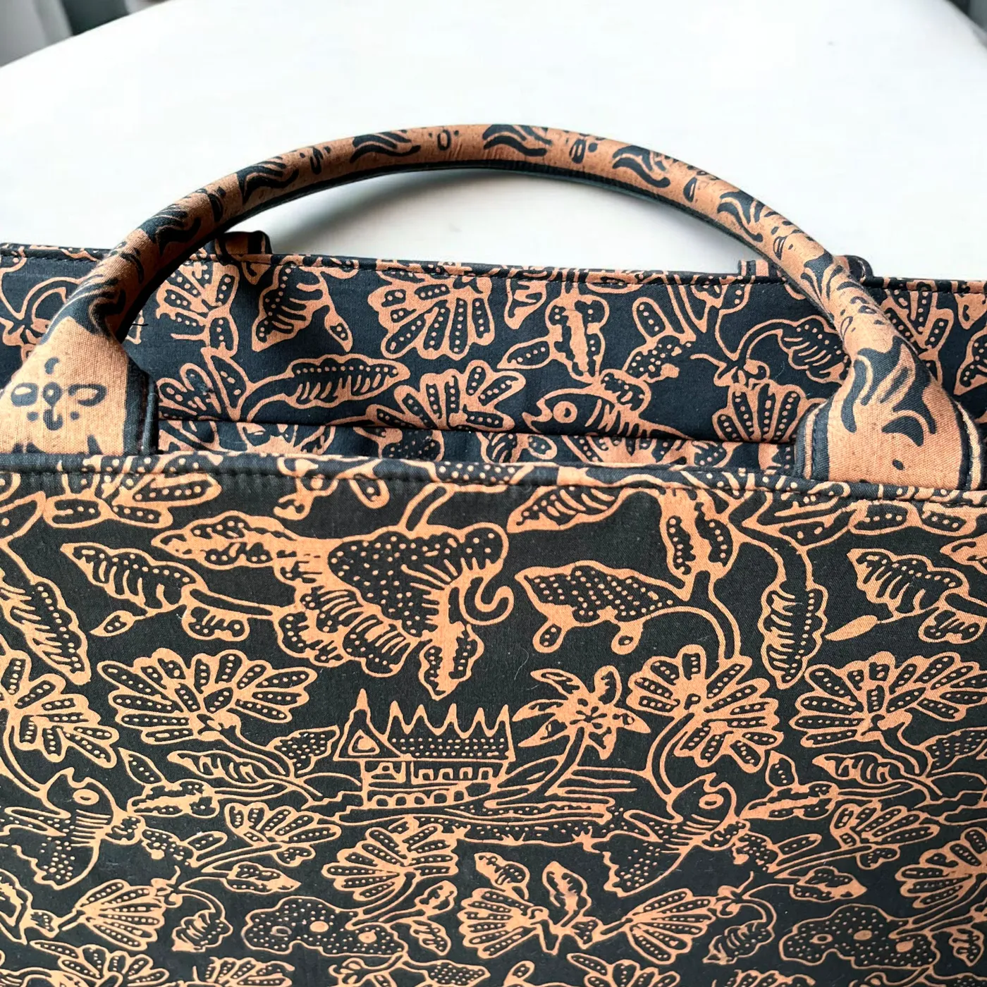 Tas Batik Cokelat Keemasan Motif Bunga dan Rumah Gadang Khas Minang (Ukuran Besar) — tampilan 3