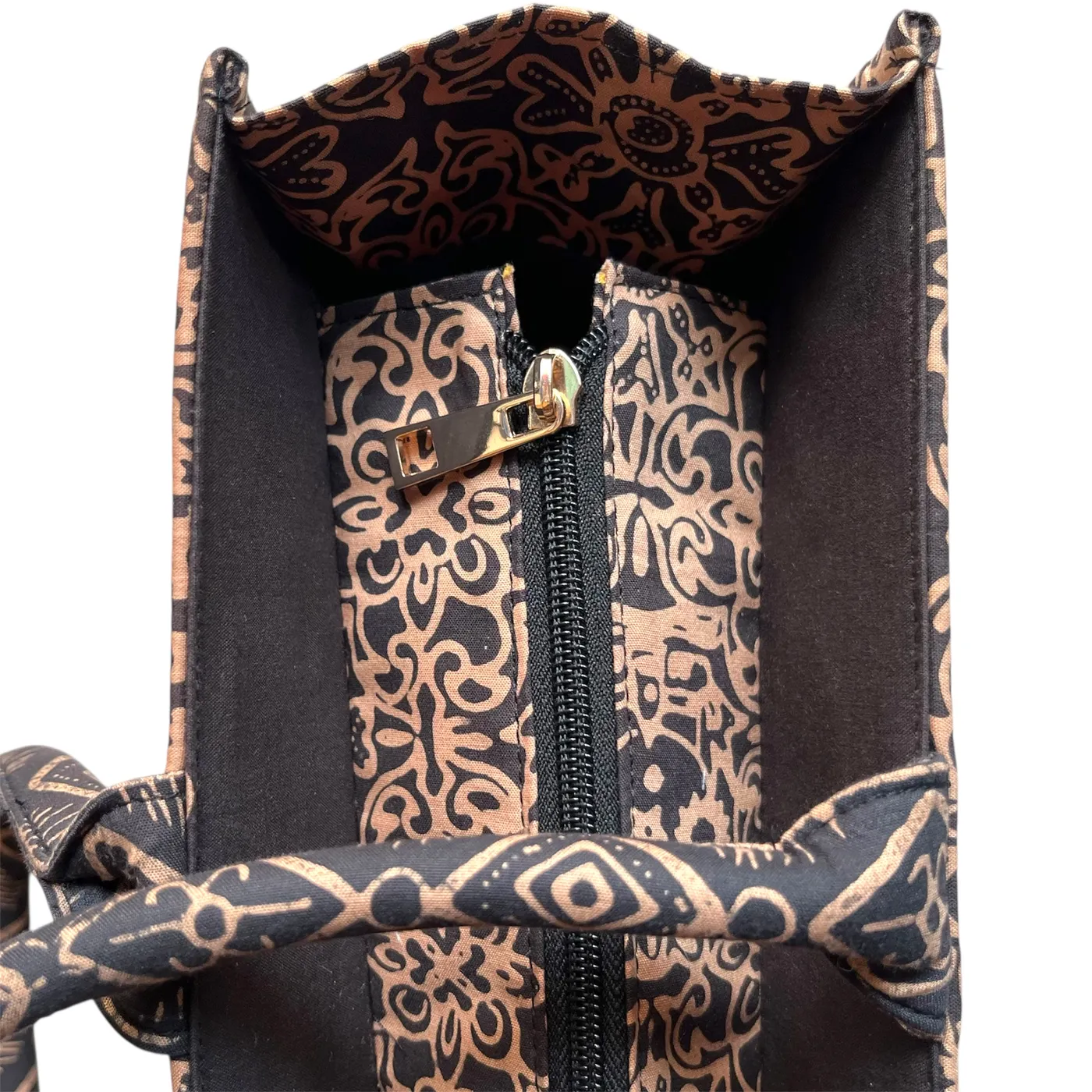Tas Batik Cokelat Keemasan Motif Rumah Gadang Khas Minang (Ukuran Besar) — tampilan 4