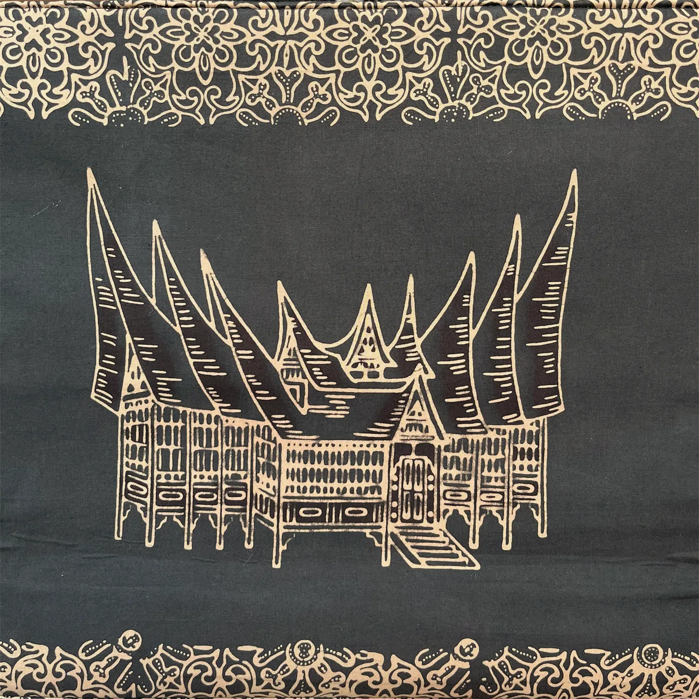 Tas Batik Cokelat Keemasan Motif Rumah Gadang Khas Minang (Ukuran Besar) — tampilan 3