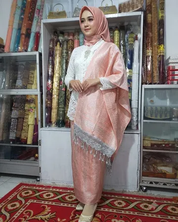 Songket Pandai Sikek motif Balapak Catua Warna Peach Silver