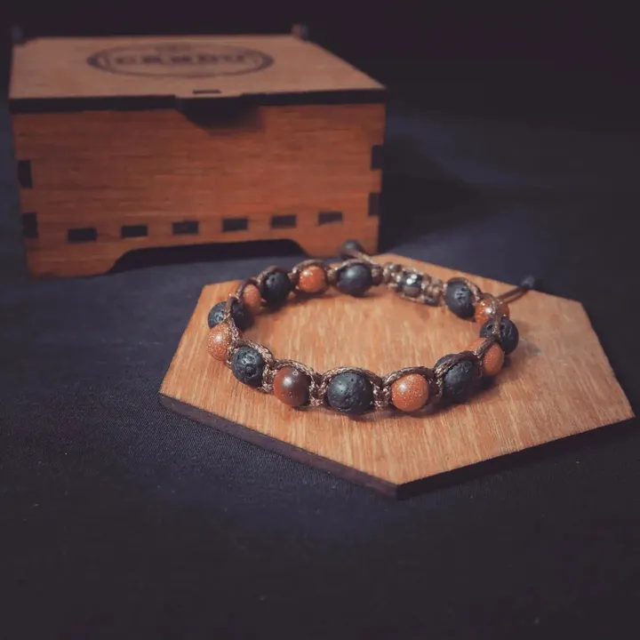 Gelang Tangan Macrame Pria Batu Lava Hitam dan Batu Pasir Emas