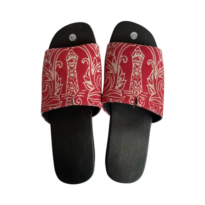 Sandal Batik Merah Ukiran Rumah Gadang