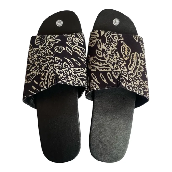 Sandal Batik Hitam Bunga Khas Minang