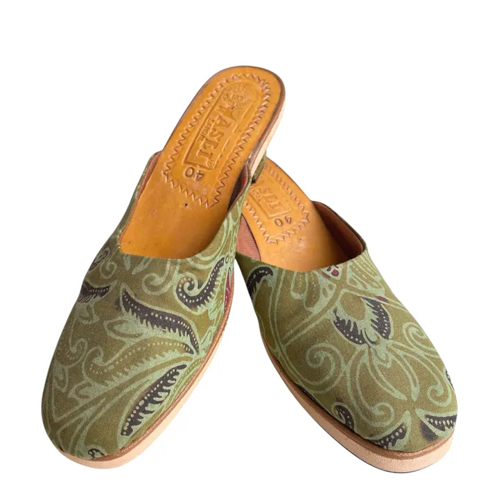 Sendal tumit batik khas minang