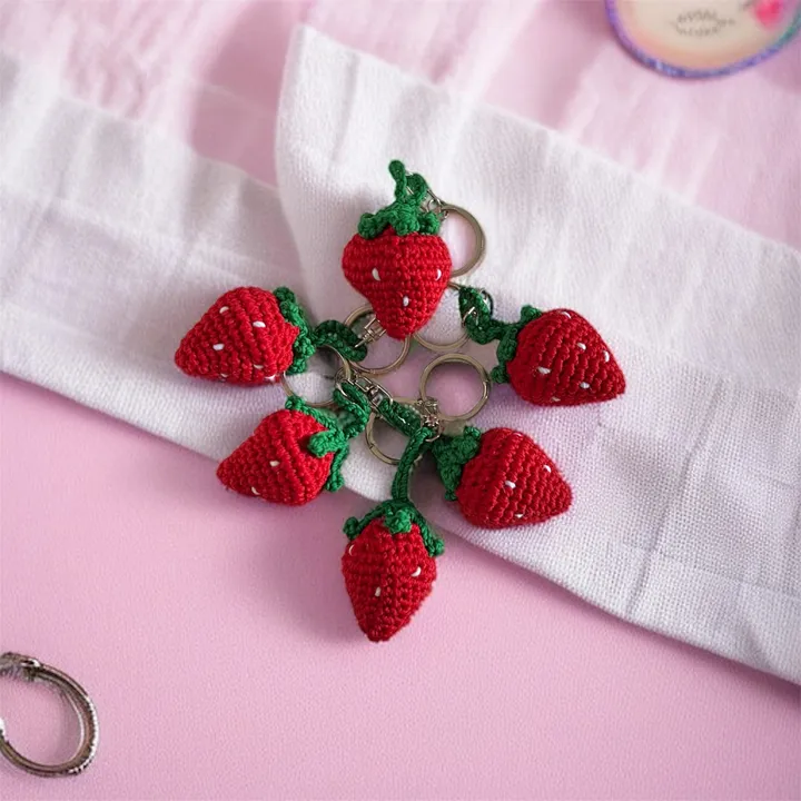 Gantungan Kunci Rajut Strawberry