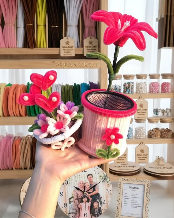Amaryllis Velvet Pen Holder