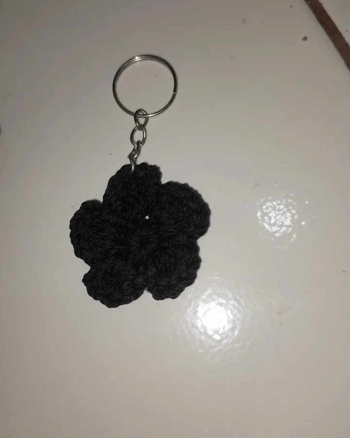 Ganci rajut bunga hitam