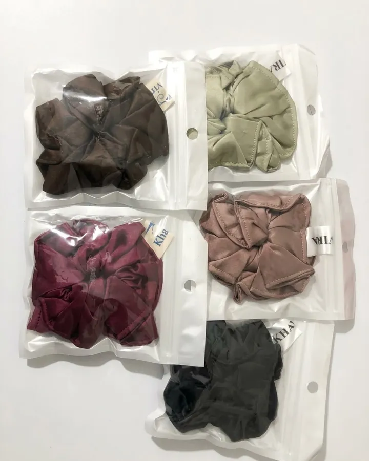 Khavira Scrunchie (Ikat rambut)