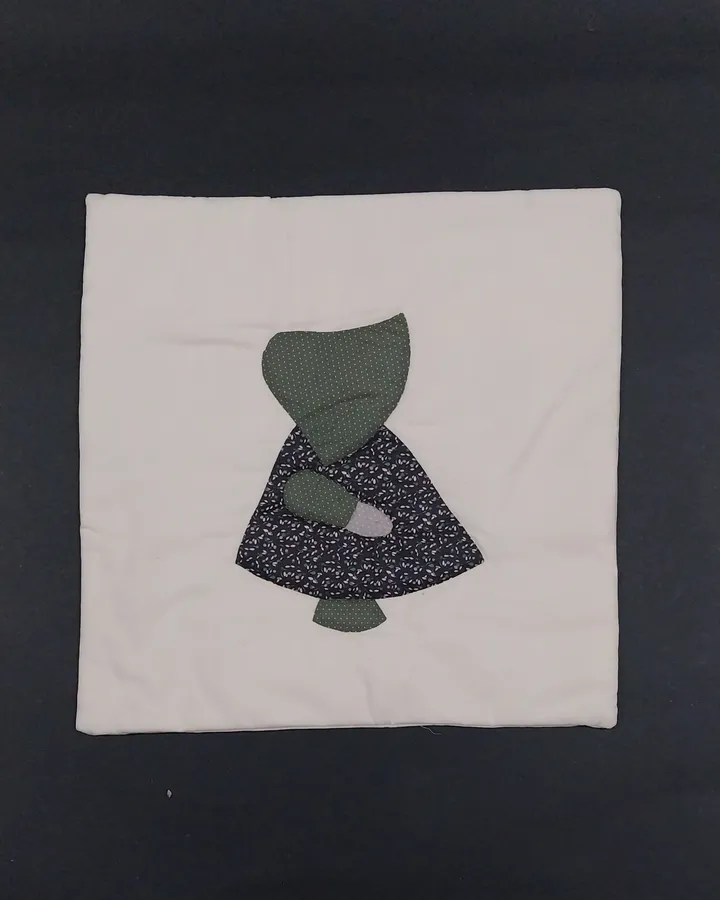 Sarung bantal kursi motif boneka warna hijau army