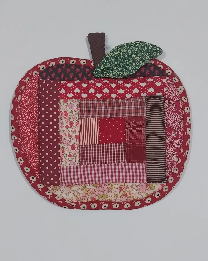 Tatakan panas motif apel warna merah
