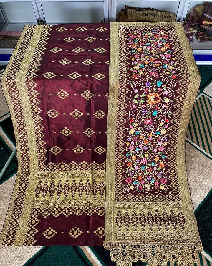 Songket pandai sikek dan selendang kepala  peniti