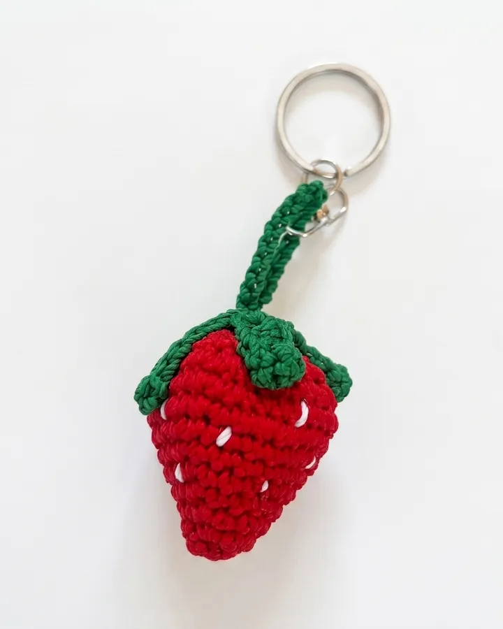 Ganci Rajut Strawberry