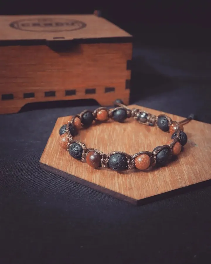 Gelang Tangan Macrame Pria Batu Lava Hitam dan Batu Pasir Emas