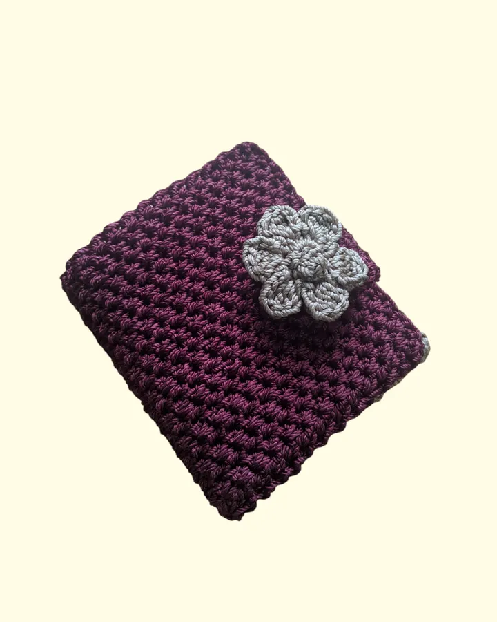 Dompet lipat rajut bunga burgundi