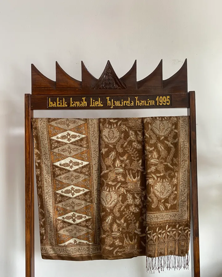 Sarimbit tenun tulis alami